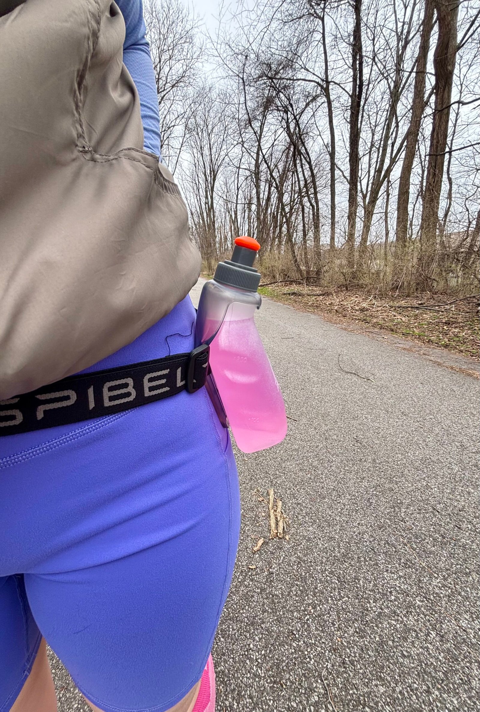 Azarxis water bottle attached to SPIbelt during 8 mile long run in Chicago half marathon training week 4