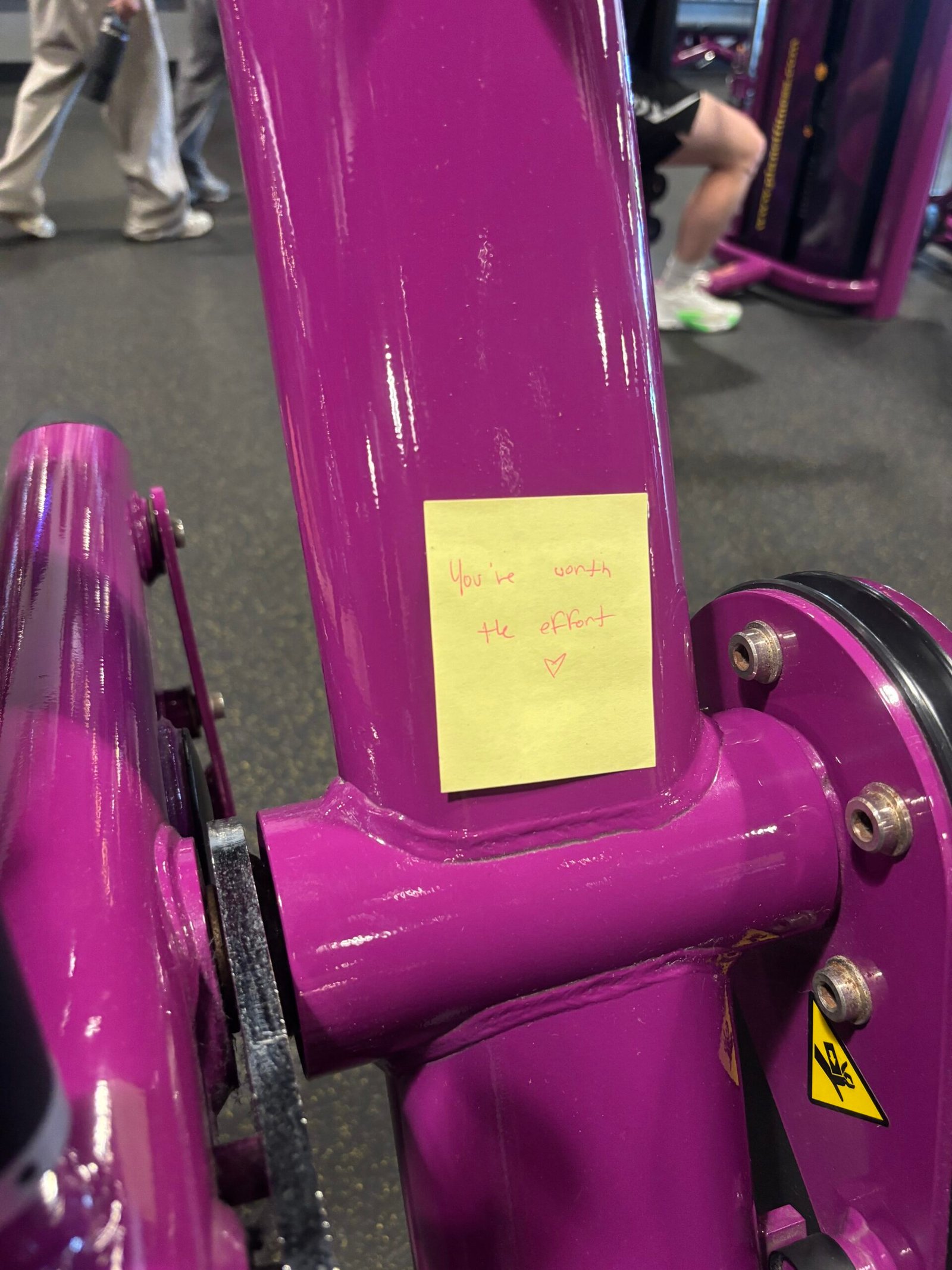 Motivational sticky note left on a gym machine
